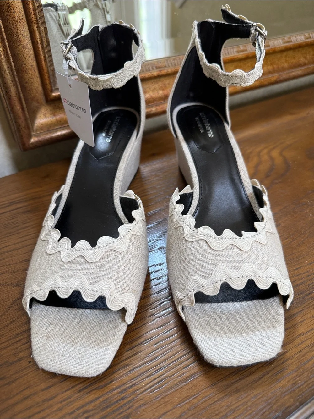 Liz Claiborne Babbler Cream Scalloped Ankle-Strap Wedge Sandals. Sz 9.5.